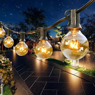 Warmweiße Lichterkette mit runden Glühbirnen am Abend