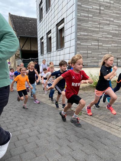 Kinder starten beim Kindermarathon
