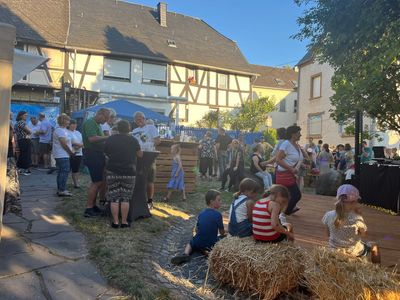 Besucherinnen und Besucher beim Berschfest 2025