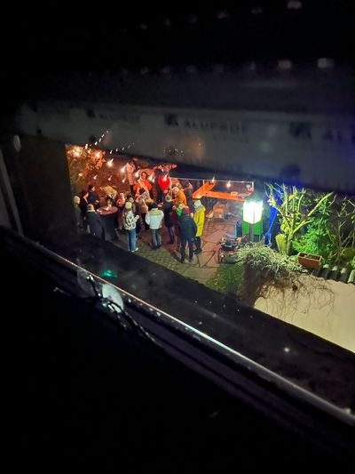 Blick von oben auf den beleuchteten Festplatz beim Winterzauber