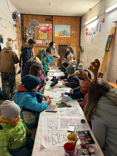 Kinder an der Bastelstation beim Winterzauber